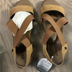 Sandals size 39 or 8.5  NEW in box